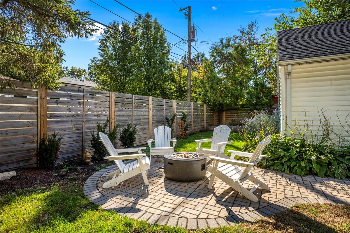 1425 Brophy Avenue Park Ridge, IL 60068 - Photo 20 of 24 a view of a chair and tables in the patio