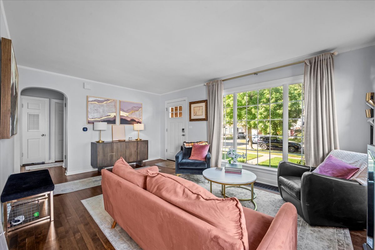 1425 Brophy Avenue Park Ridge, IL 60068 - Photo 4 of 24 a living room with furniture and a large window
