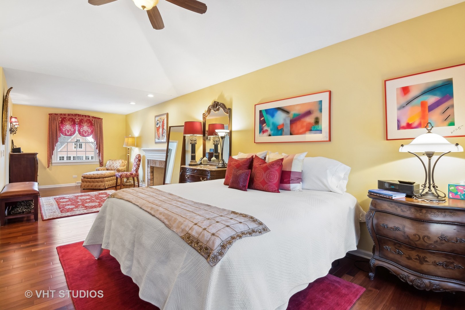 68 Citation Circle Wheaton, IL 60189 - Photo 19 of 38 a bedroom with a bed and dresser