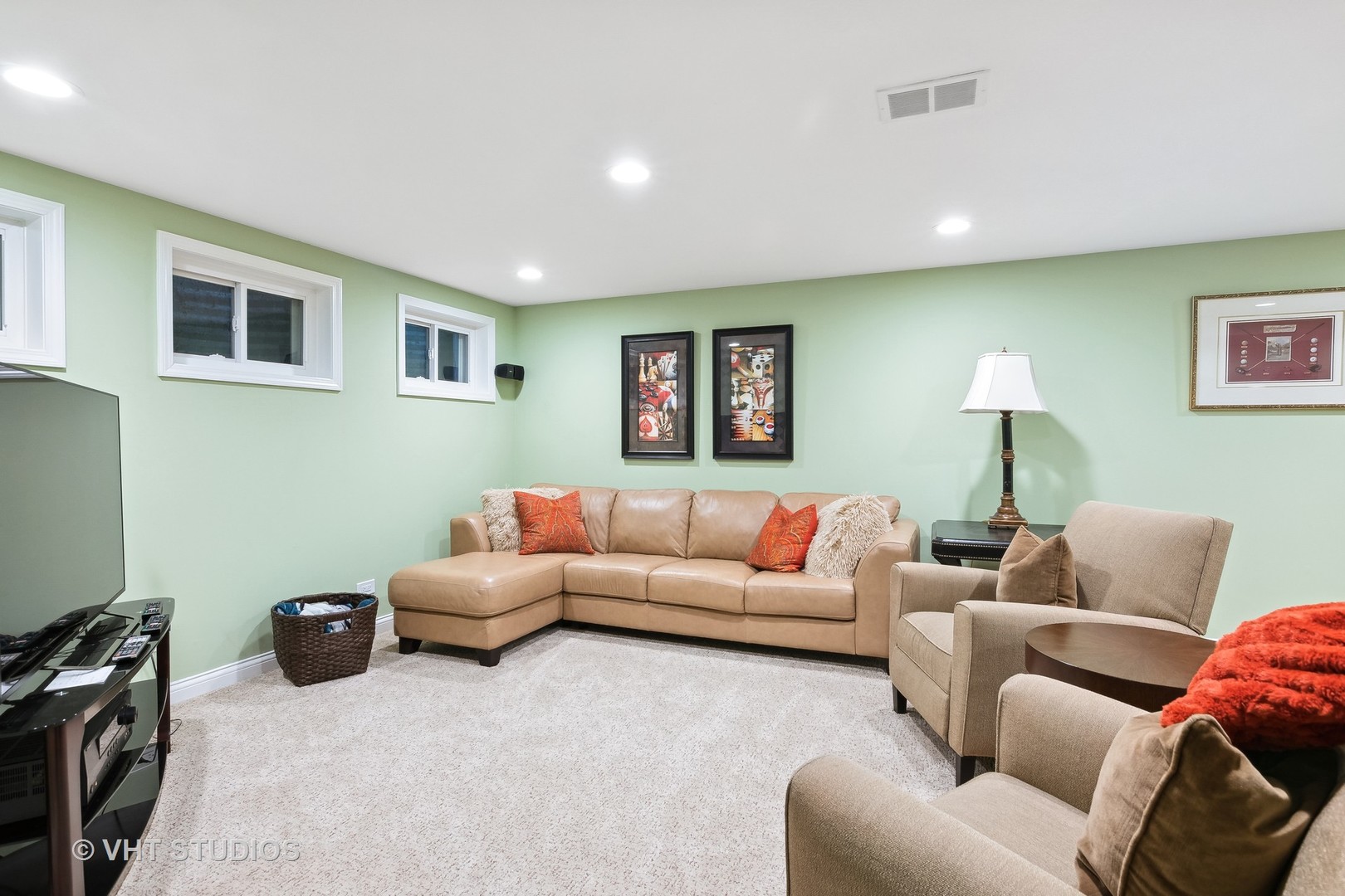 68 Citation Circle Wheaton, IL 60189 - Photo 29 of 38 a living room with furniture
