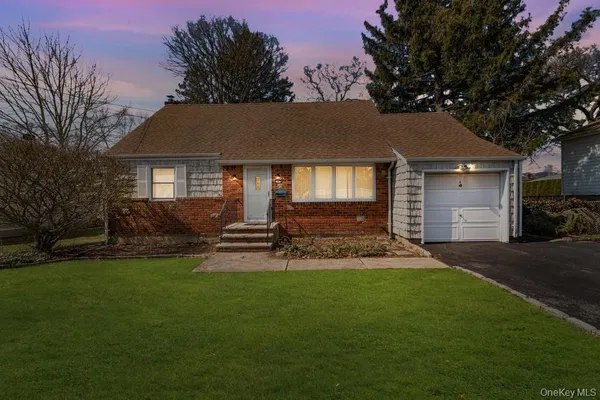 $799,000 | 10 Wallace Drive, Plainview, NY 11803