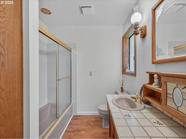 a view of a livingroom with furniture and a ceiling fan