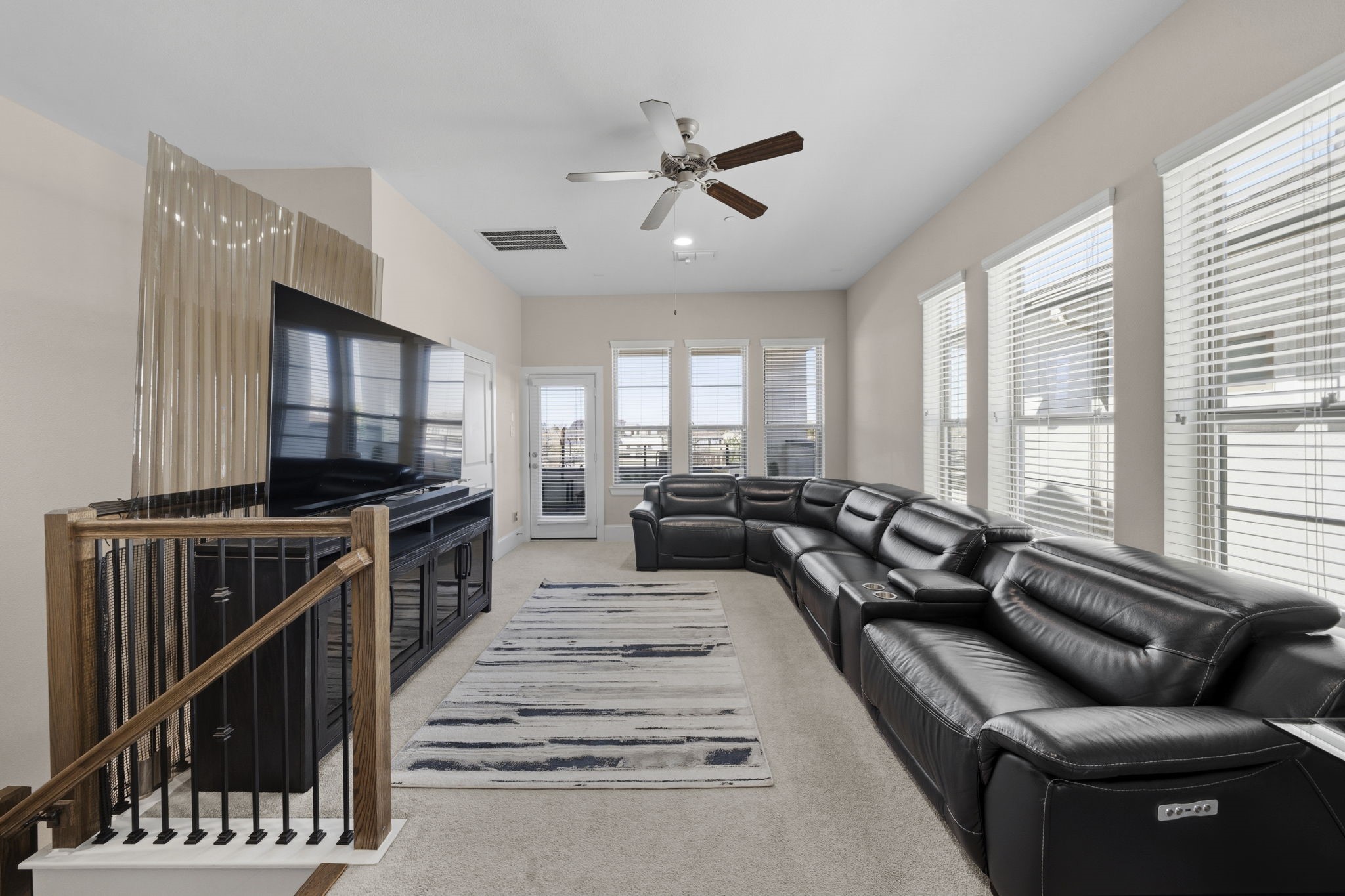5467 Larkin Street Houston, TX 77007 - Photo 23 of 33 a living room with furniture and a flat screen tv