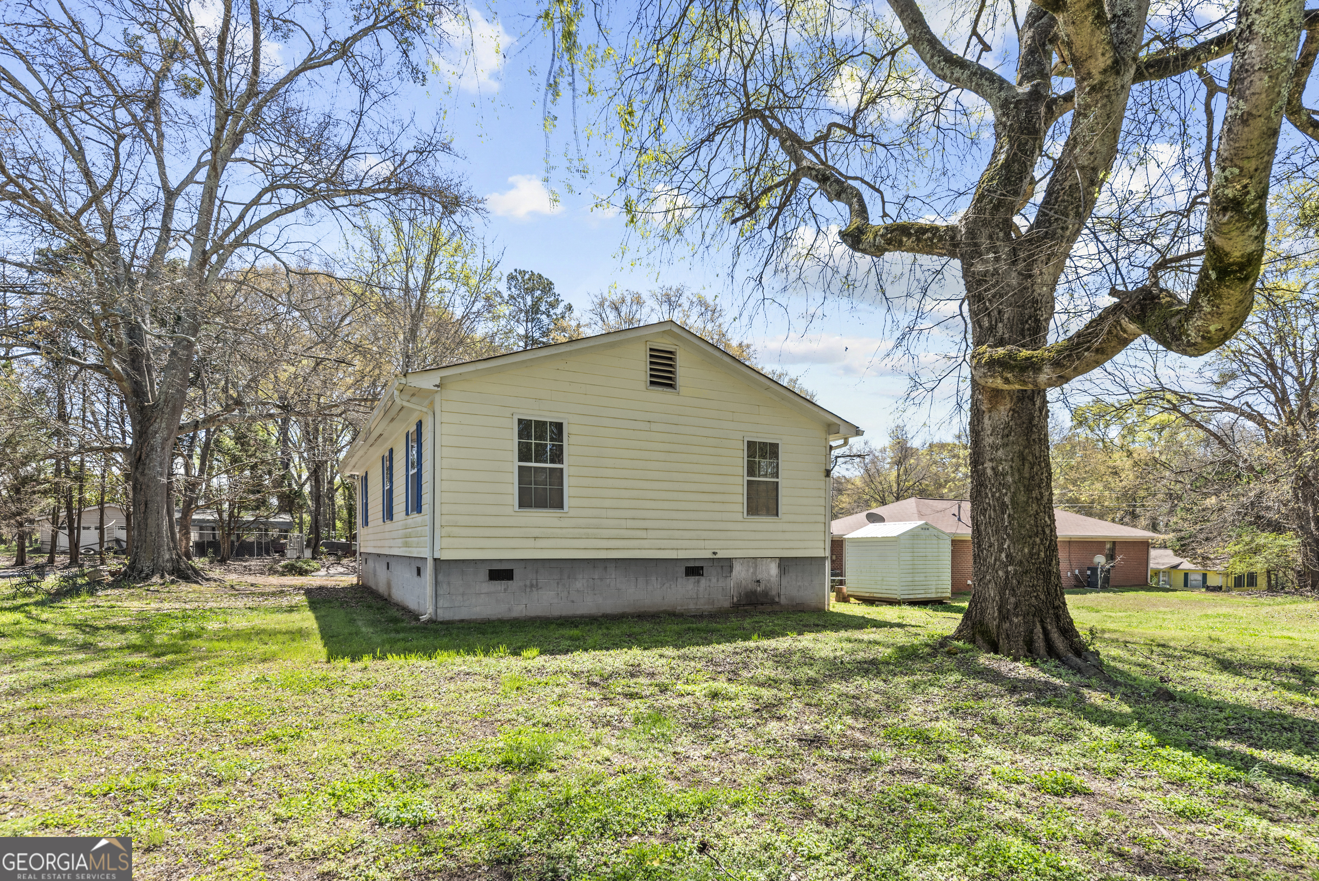 517 Gilmore Street Madison, GA 30650 - Photo 32 of 34 a view of a backyard with a large tree