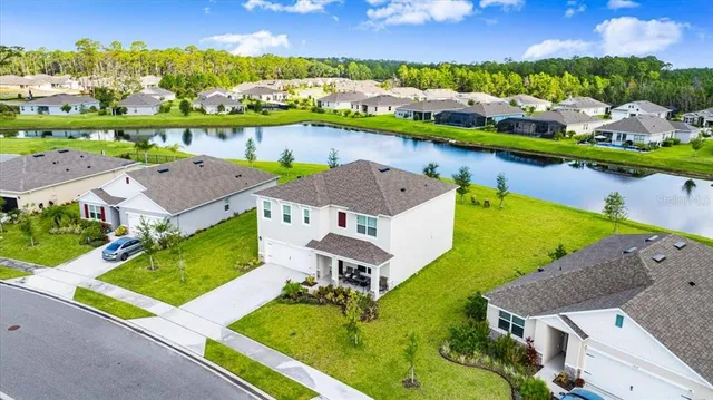 a view of a house with backyard and garden