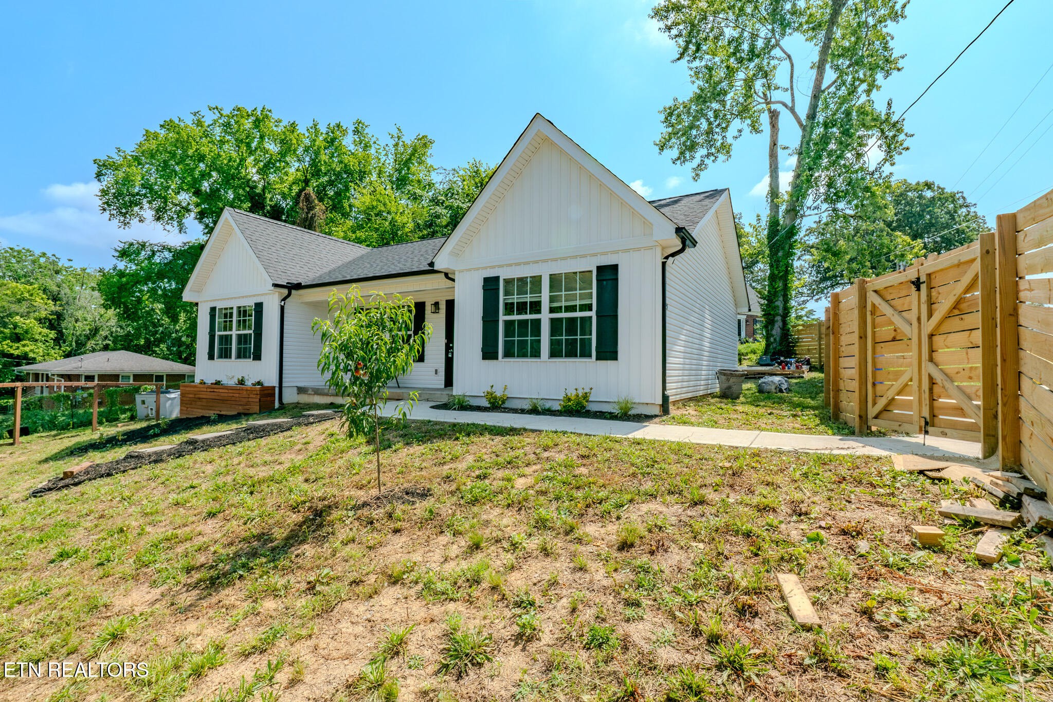 229 Edgewood Avenue Clinton, TN 37716 - Photo 1 of 31