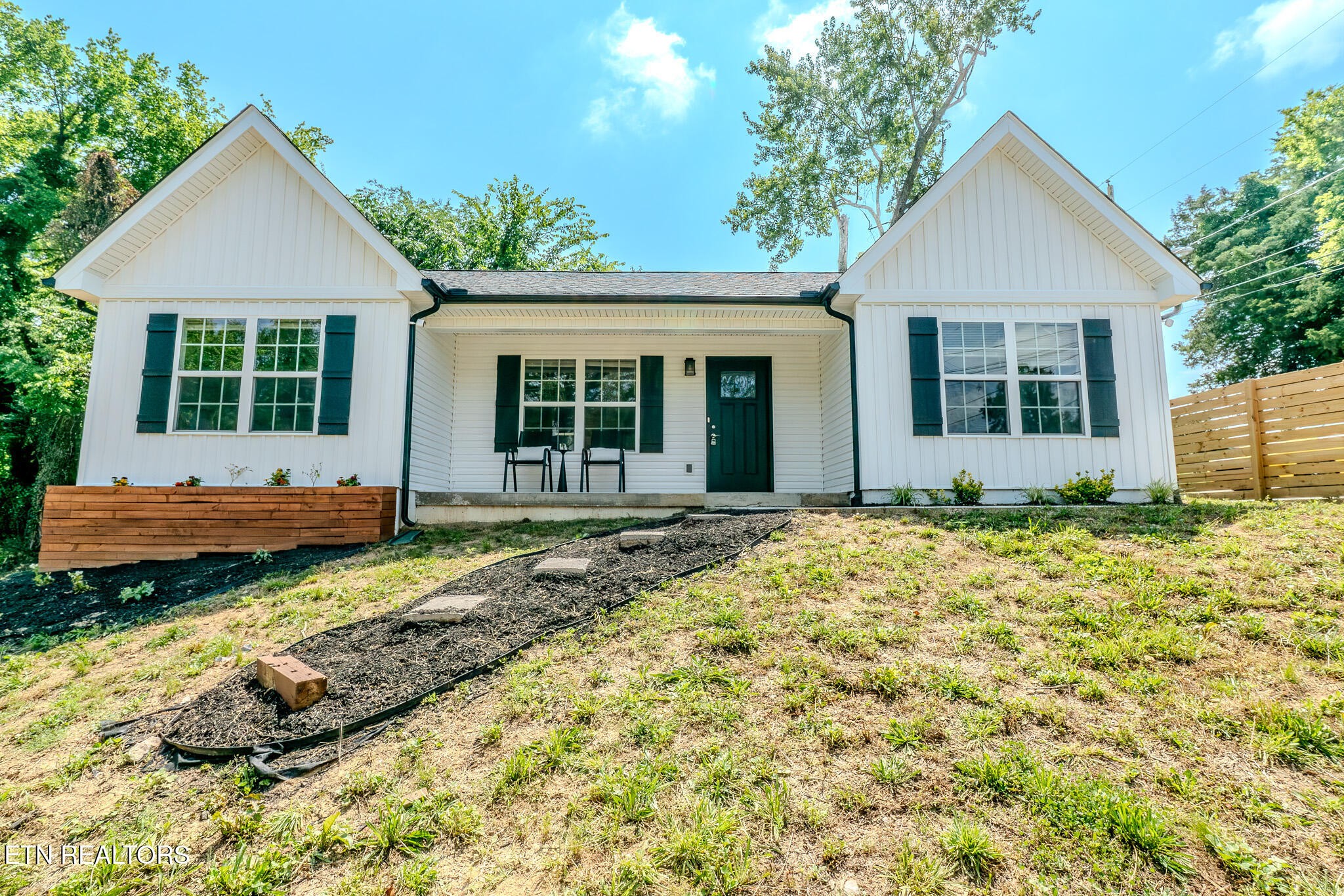 229 Edgewood Avenue Clinton, TN 37716 - Photo 2 of 31