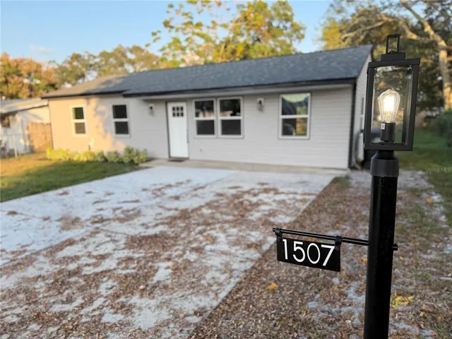 a view of a house with backyard