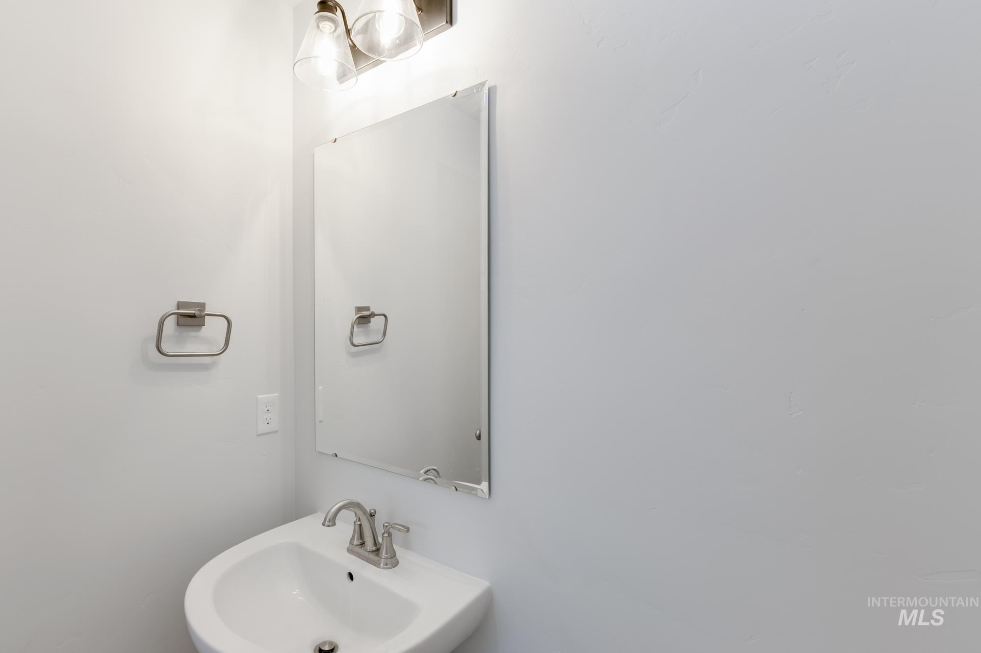 10873 Rutland Street Caldwell, ID 83605 - Photo 11 of 19 Bathroom featuring a sink