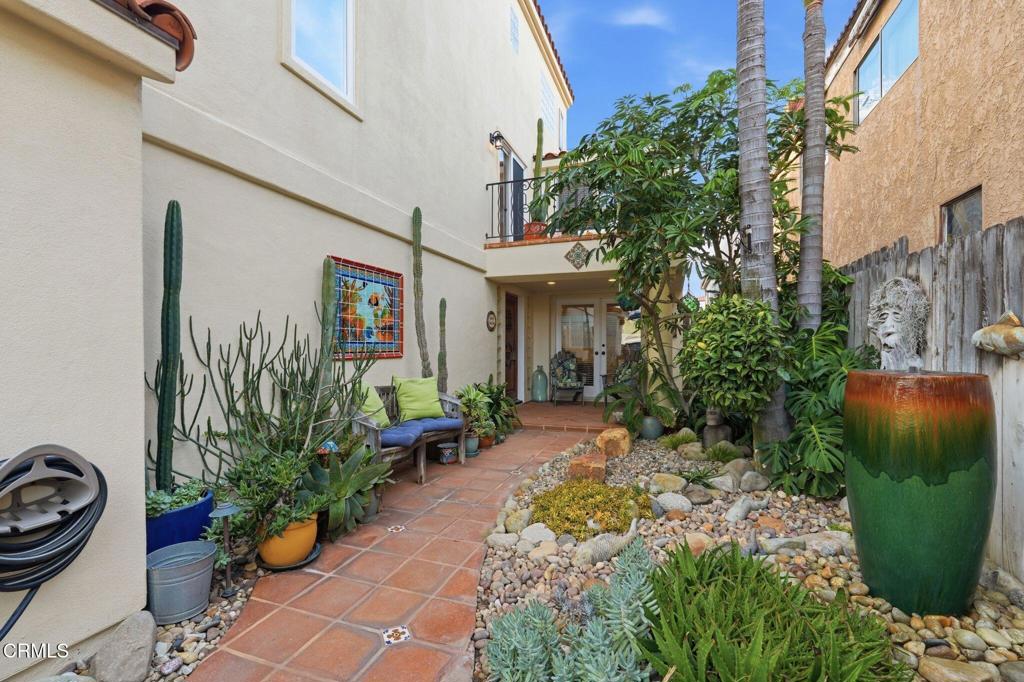 137 Fillmore Avenue Oxnard, CA 93035 - Photo 5 of 73 a front view of a house with garden