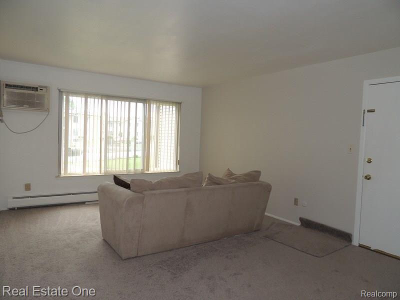 26760 Joy Road, Unit E2 Redford, MI 48239 - Photo 5 of 15 Spacious Family Room