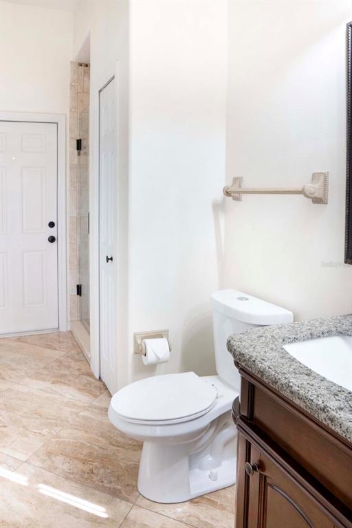 215 Strathmore Circle Kissimmee, FL 34744 - Photo 14 of 24 a bathroom with a granite countertop toilet and a sink