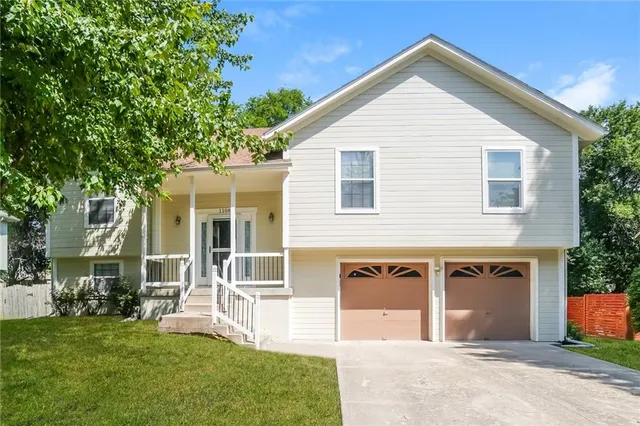 $2,215 | 1108 Park Drive, Greenwood, MO 64034