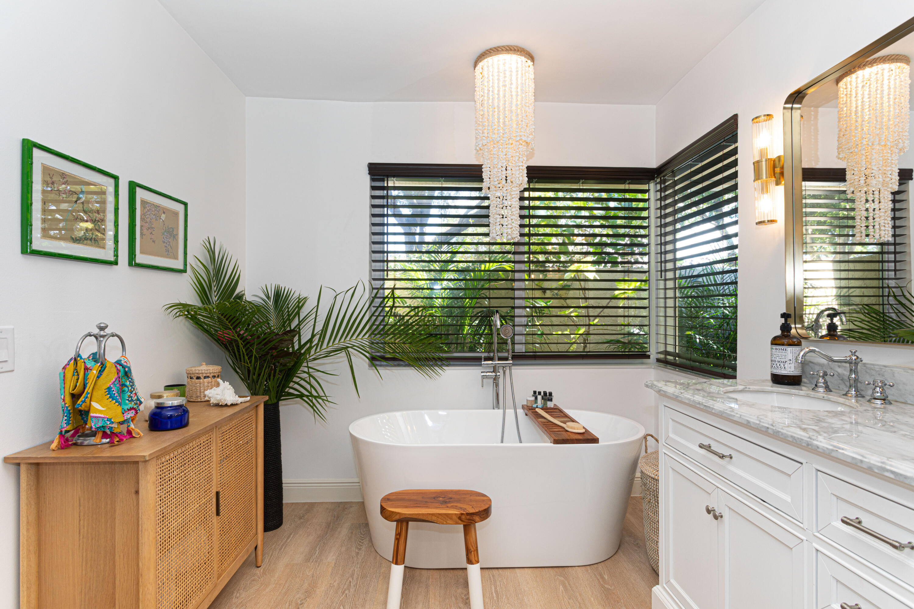 2477 Par Circle Delray Beach, FL 33445 - Photo 20 of 34 a bath tub sitting in a bathroom next to a window