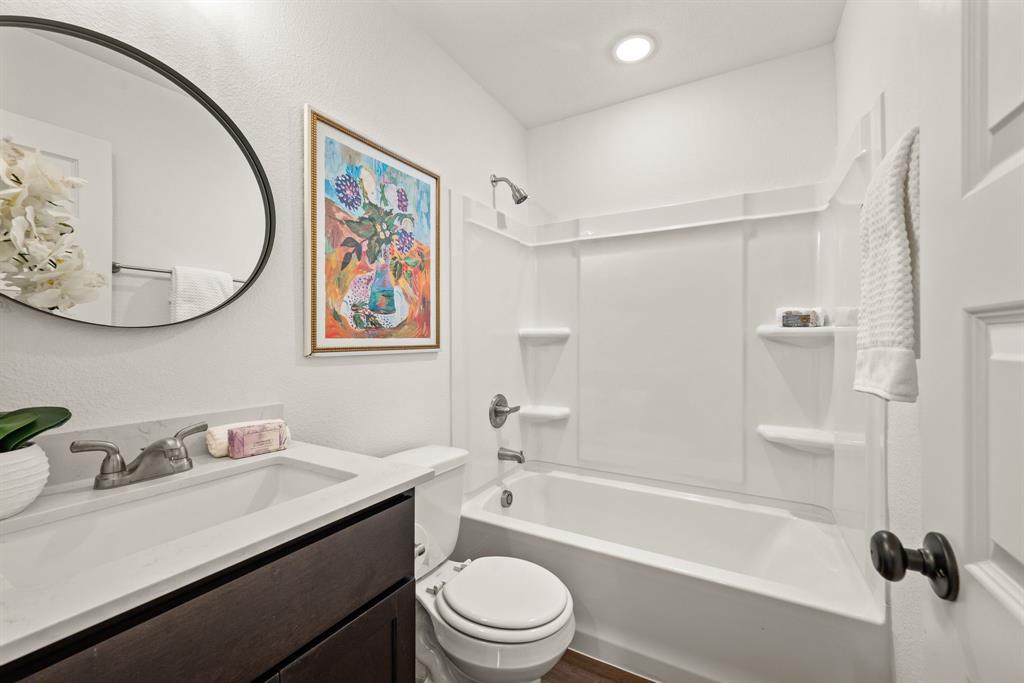4092 Merida Avenue Fort Worth, TX 76110 - Photo 13 of 19 Full bathroom; Quartz countertops; Luxury Vinyl Plank