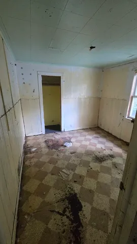 a view of a big room with closet