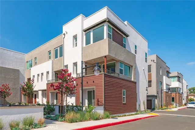 $1,095,000 | 609 South Lyon Street, Santa Ana, CA 92705