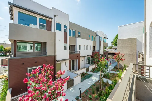 $1,095,000 | 609 South Lyon Street, Santa Ana, CA 92705