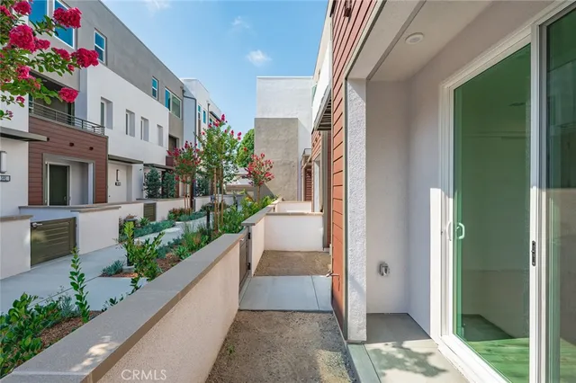 $1,095,000 | 609 South Lyon Street, Santa Ana, CA 92705