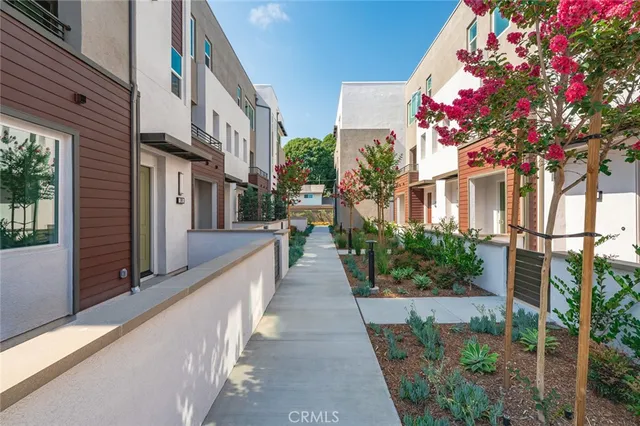 $1,095,000 | 609 South Lyon Street, Santa Ana, CA 92705