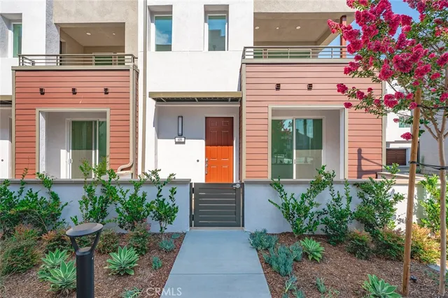 $1,095,000 | 609 South Lyon Street, Santa Ana, CA 92705