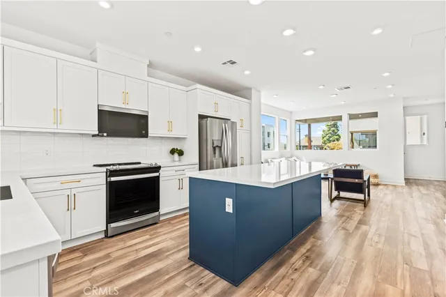 $1,095,000 | 609 South Lyon Street, Santa Ana, CA 92705