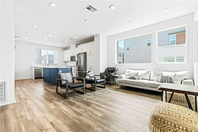 $1,095,000 | 609 South Lyon Street, Santa Ana, CA 92705