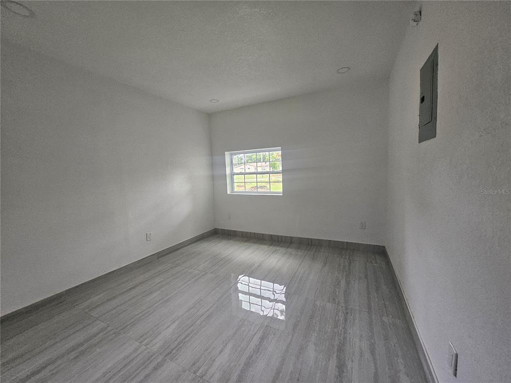 5802 Mohr Loop, Unit 5802 5804 5806 5808 Tampa, FL 33615 - Photo 19 of 40 an empty room with a window