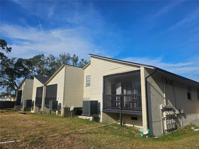 a view of a house with backyard
