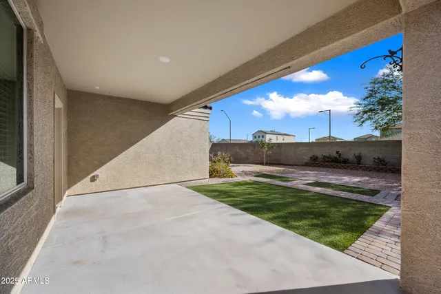 a view of a backyard