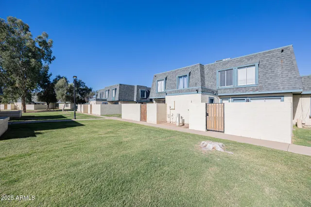 a view of a house with backyard and tree