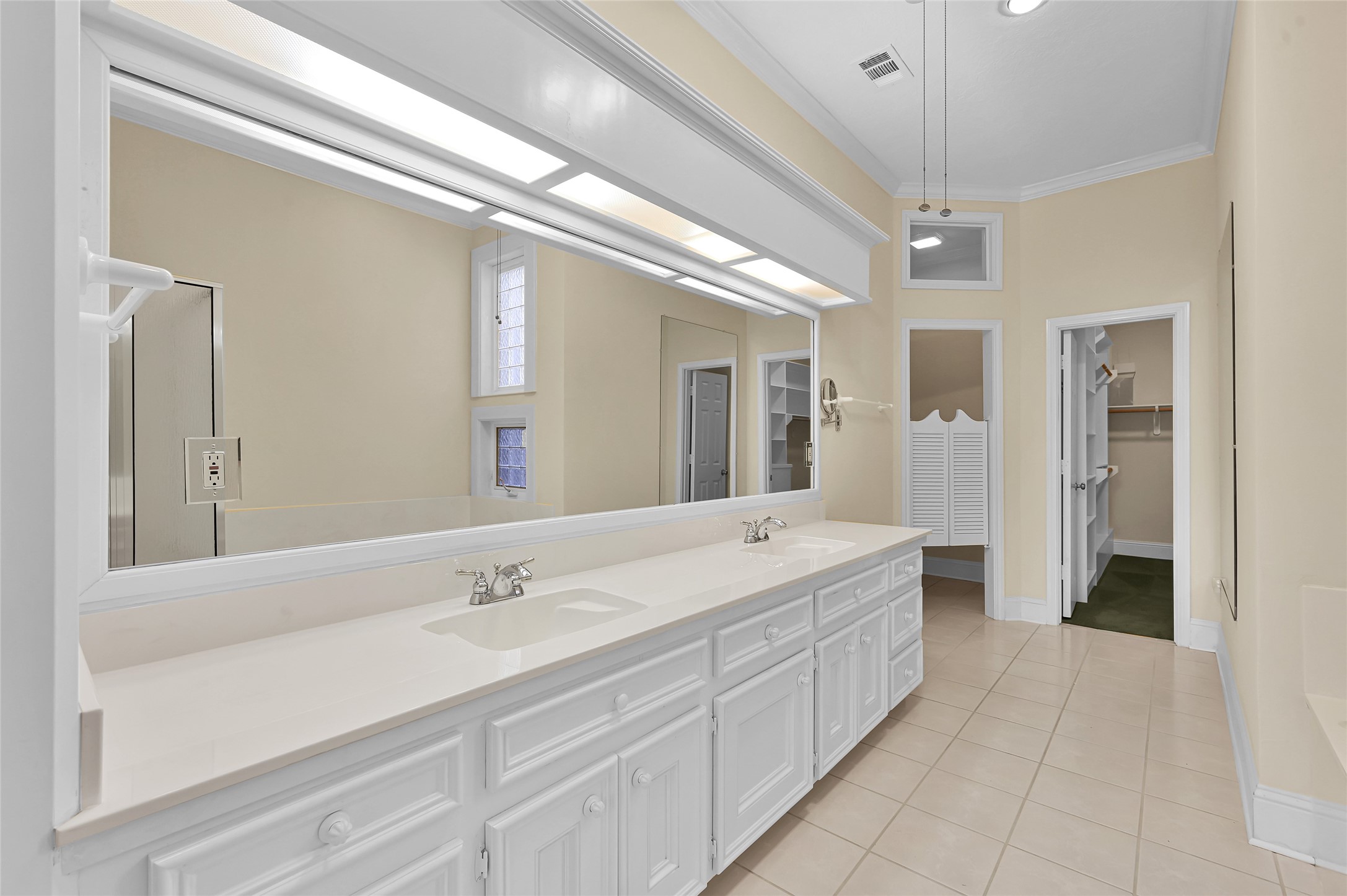 28 Waters Edge Street Conroe, TX 77356 - Photo 13 of 20 a spacious bathroom with a granite countertop sink a mirror and a bathtub