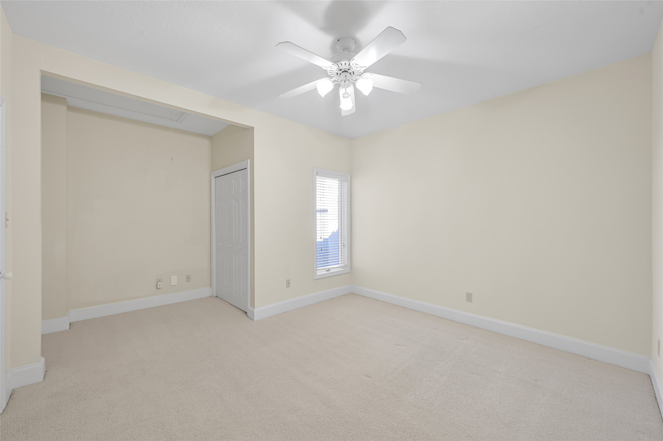 28 Waters Edge Street Conroe, TX 77356 - Photo 16 of 20 an empty room with chandelier fan and windows
