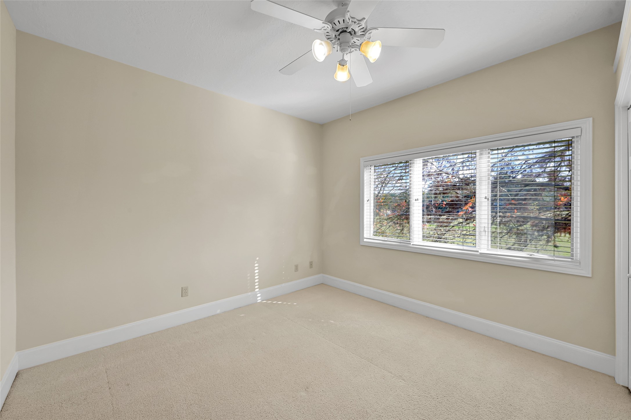 28 Waters Edge Street Conroe, TX 77356 - Photo 18 of 20 an empty room with a window