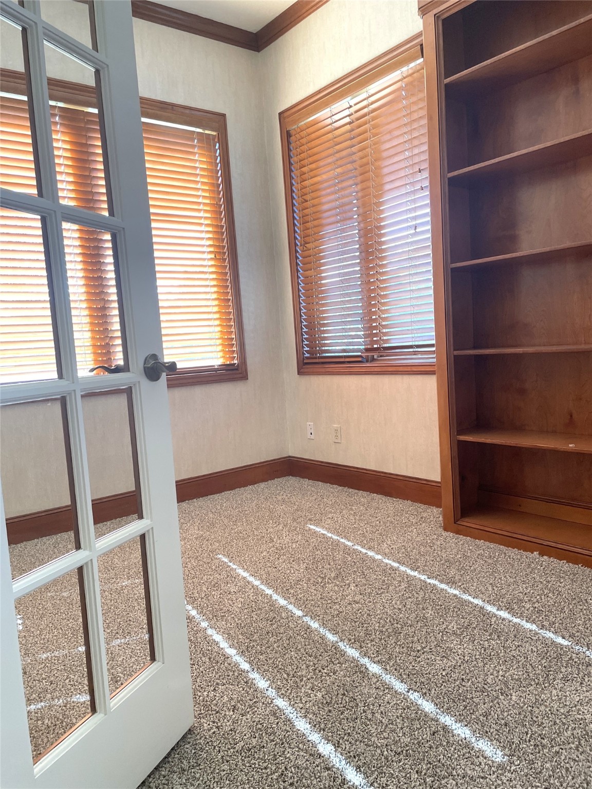 28 Waters Edge Street Conroe, TX 77356 - Photo 9 of 20 a view of an empty room with a window