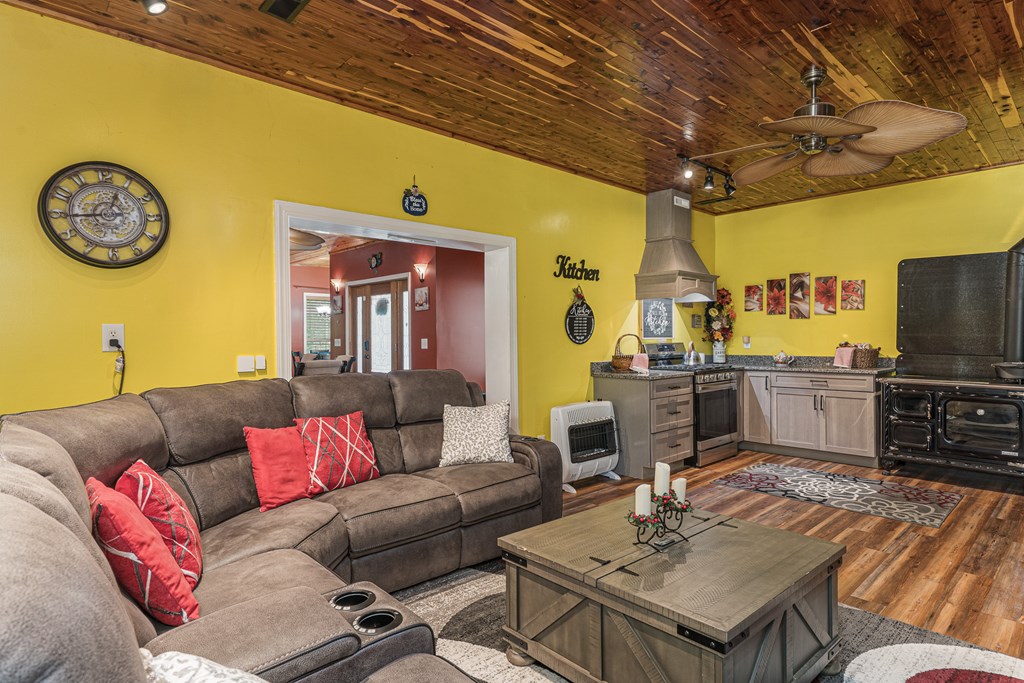 140 Kathryn Circle Murphy, NC 28906 - Photo 16 of 55 a living room with furniture and a table