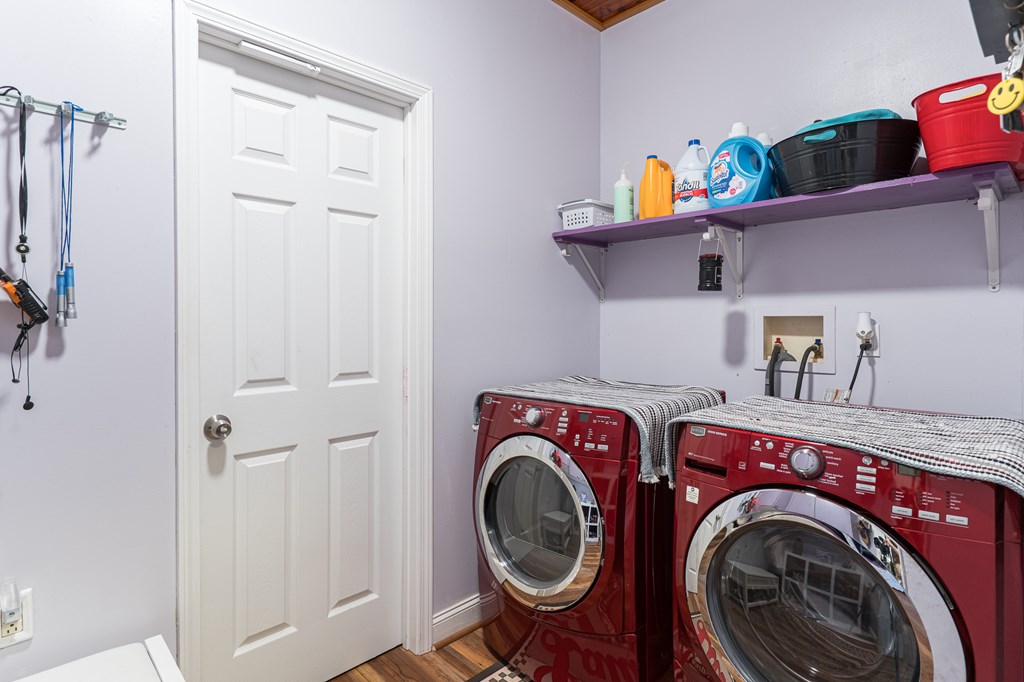 140 Kathryn Circle Murphy, NC 28906 - Photo 20 of 55 a utility room with dryer and washer