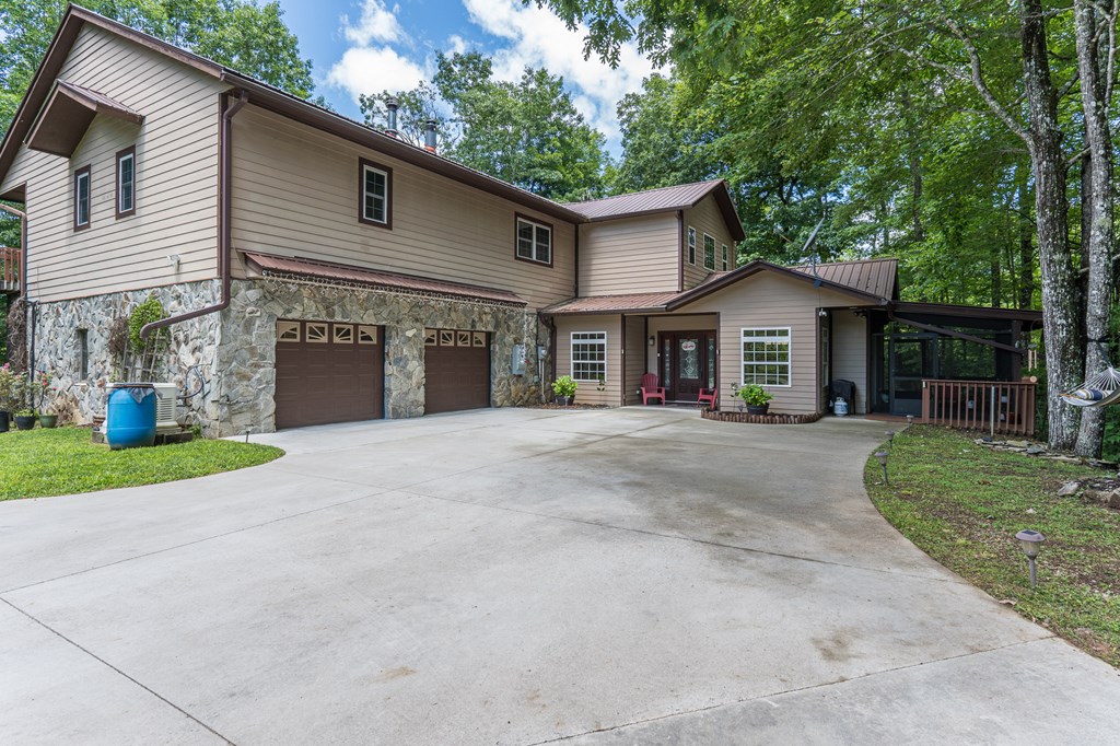 140 Kathryn Circle Murphy, NC 28906 - Photo 2 of 55 a front view of a house with a yard and garage