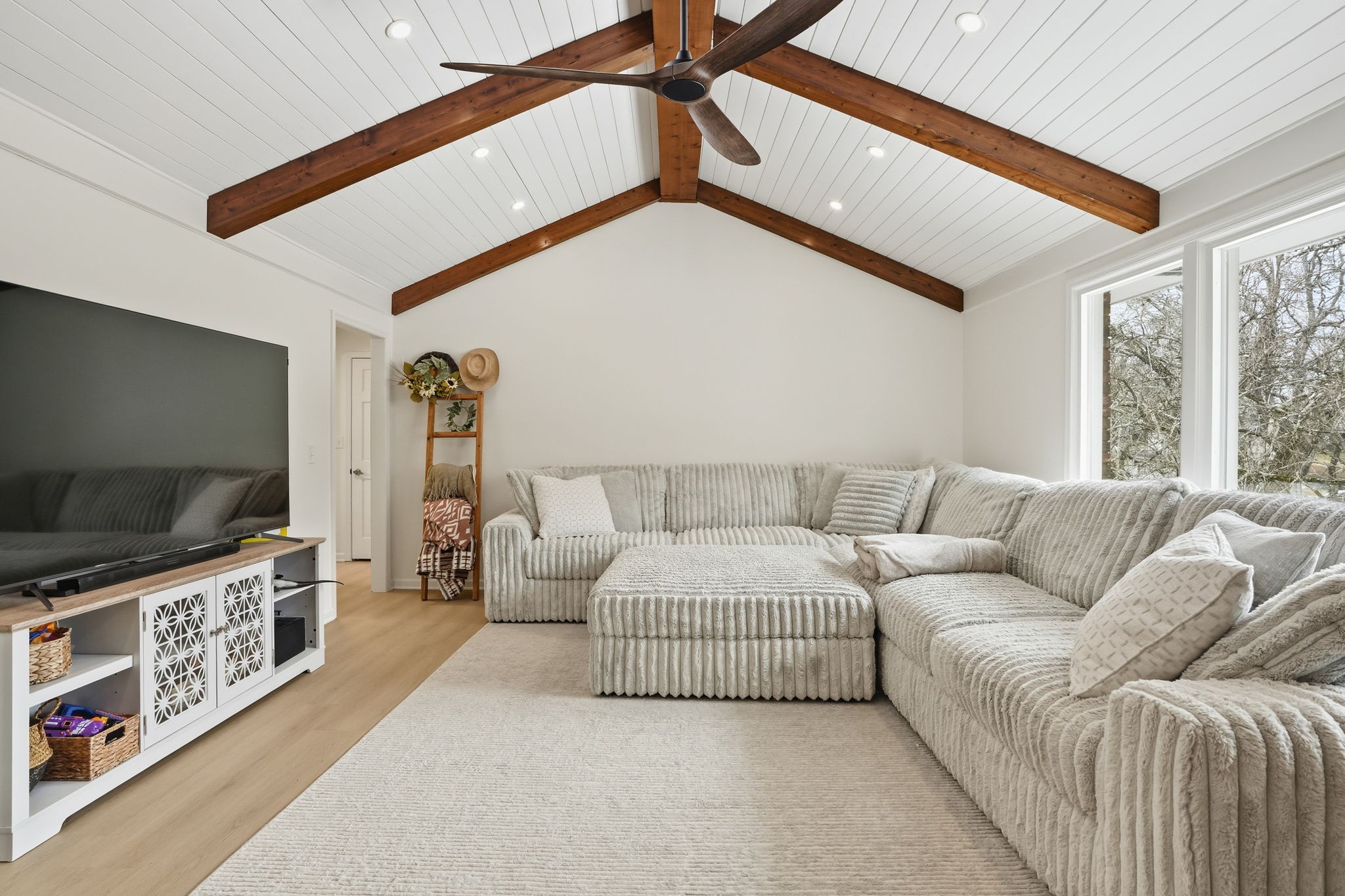 218 Spring Valley Road Hendersonville, TN 37075 - Photo 23 of 60 a living room with furniture and a flat screen tv