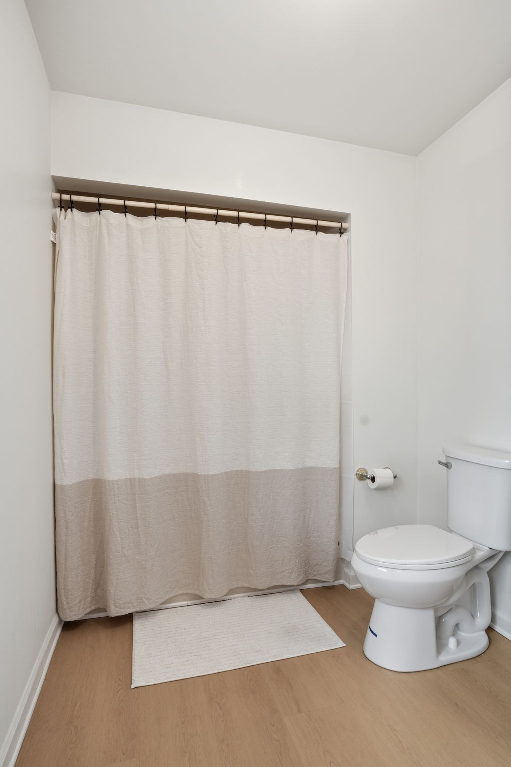 218 Spring Valley Road Hendersonville, TN 37075 - Photo 28 of 60 a bathroom with a toilet and a shower