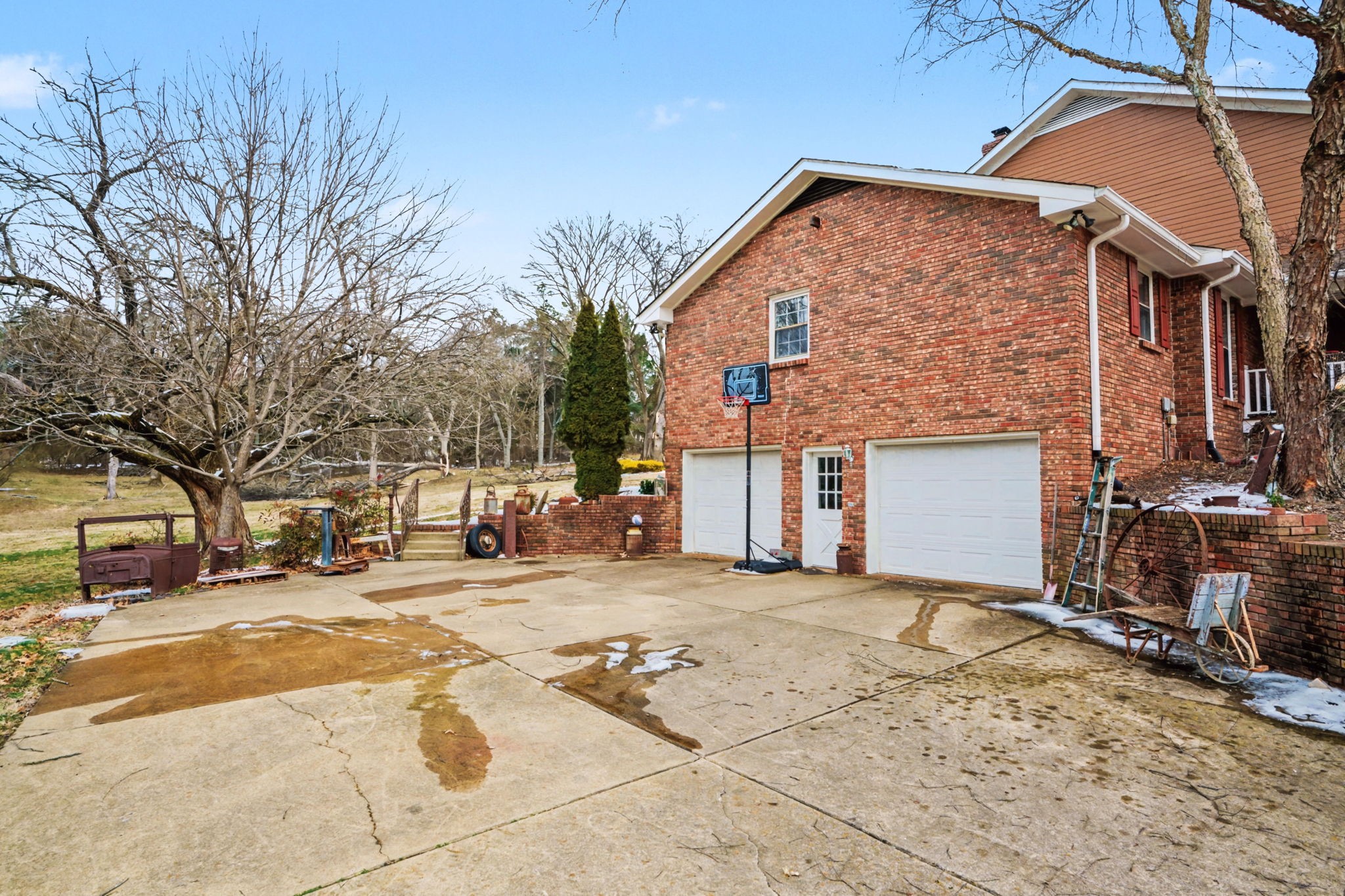 218 Spring Valley Road Hendersonville, TN 37075 - Photo 52 of 60 a front view of a house with a yard