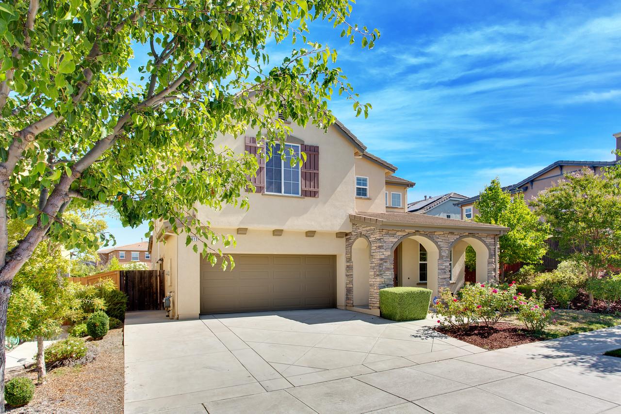 1615 Farringdon Way San Ramon, CA 94582 - Photo 2 of 18 a front view of a house with garden