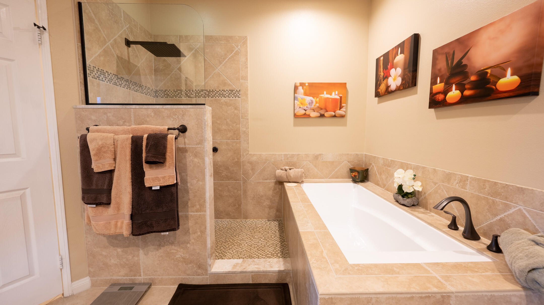 80290 Pebble Beach Drive Indio, CA 92201 - Photo 19 of 44 a bathroom with a sink and mirror