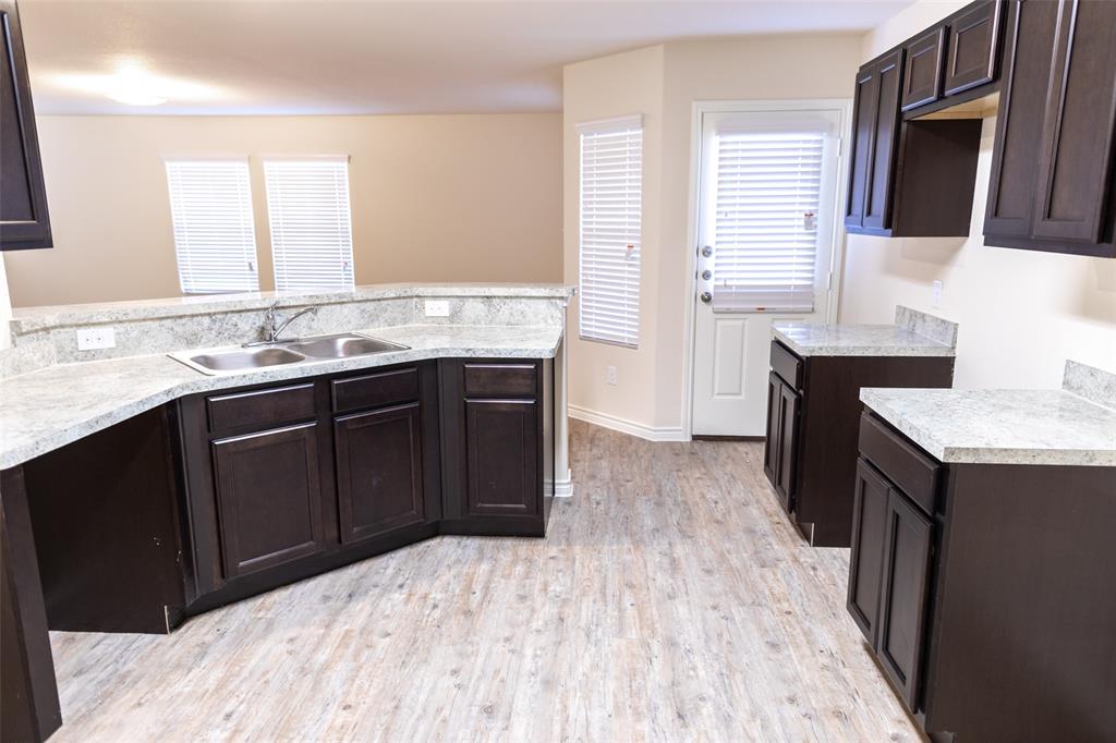 3206 Robin Road Ennis, TX 75119 - Photo 3 of 15