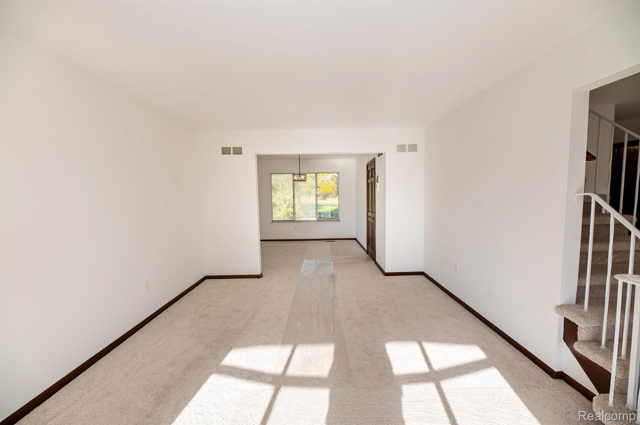 645 Lockmoore Court Rochester, MI 48307 - Photo 6 of 56 Gallery Image 6
