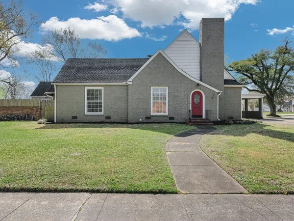 a front view of house with yard
