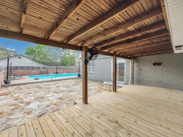 a view of a backyard