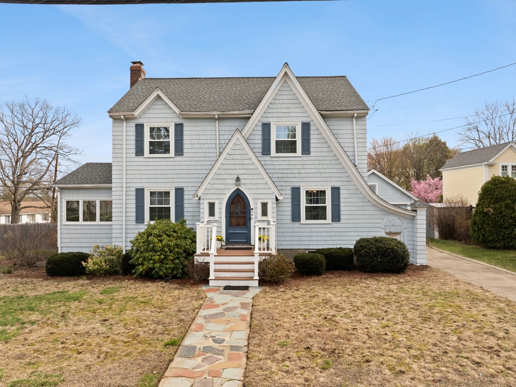 a view of a back yard of the house
