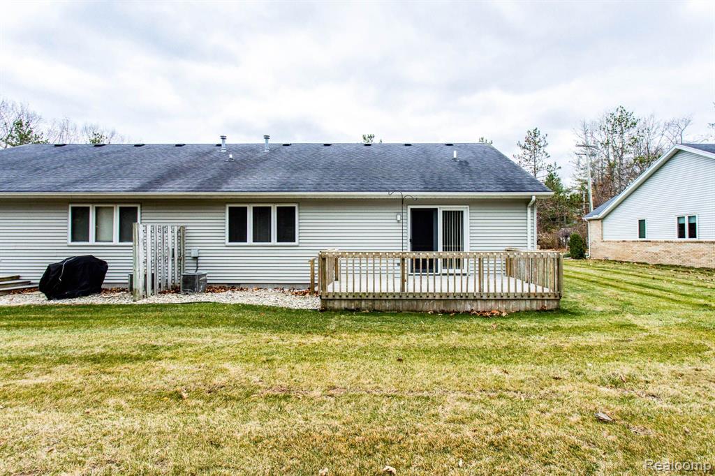 7266 Lakeshore Road Lakeport, MI 48059 - Photo 7 of 36