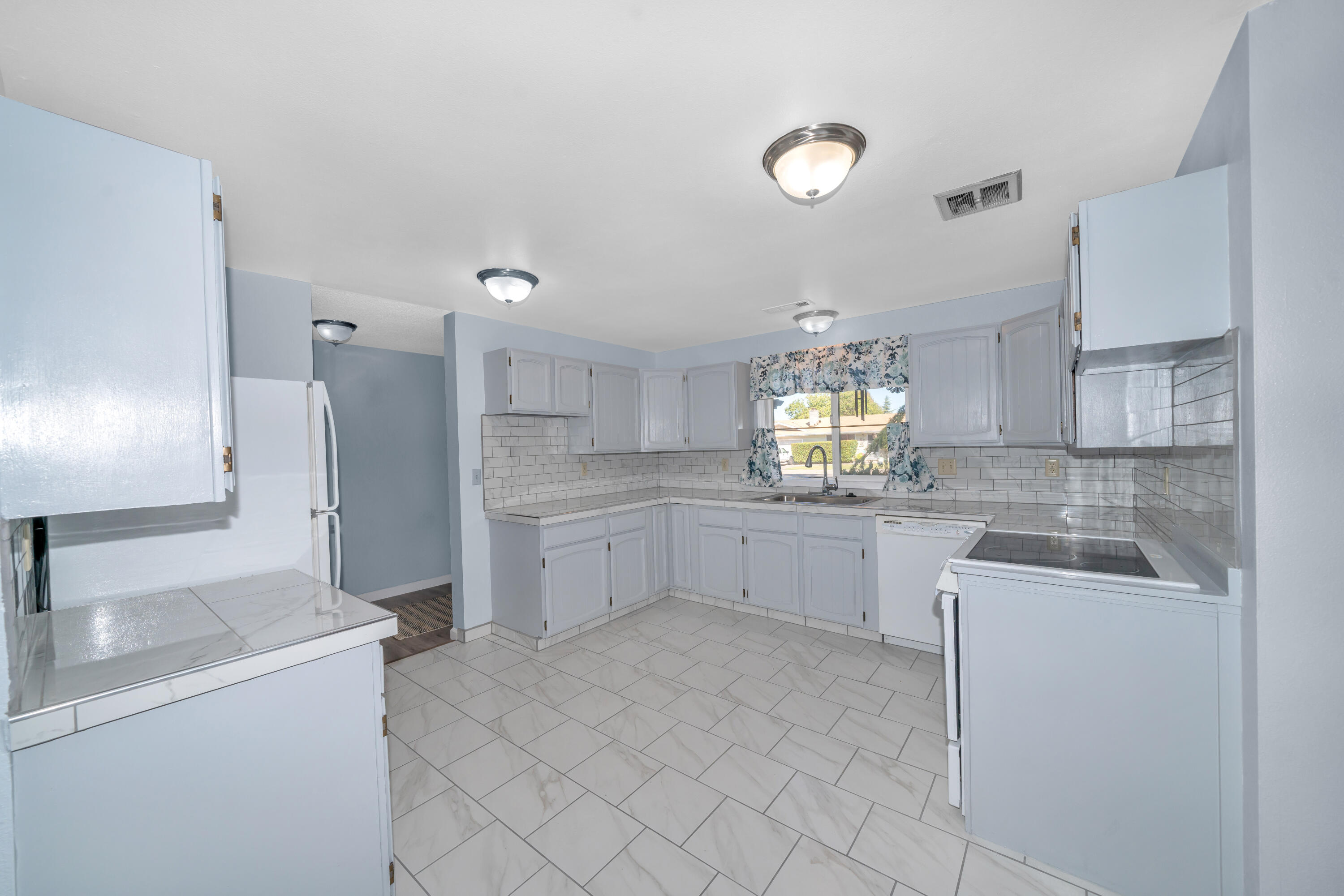 2606 Delta Waters Road Medford, OR 97504 - Photo 15 of 33 Kitchen